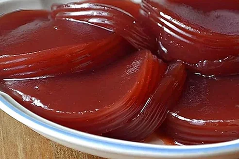 Marmellata di frutti rossi in barattolo di vetro